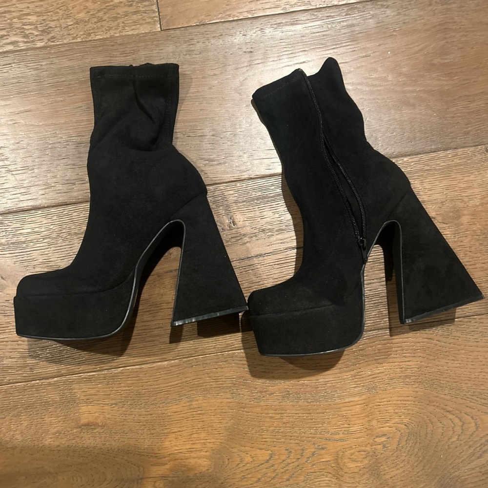 Black Platform Velvet Pumps Women’s Size 7.5 Madden Girl Heels Oxford Boots